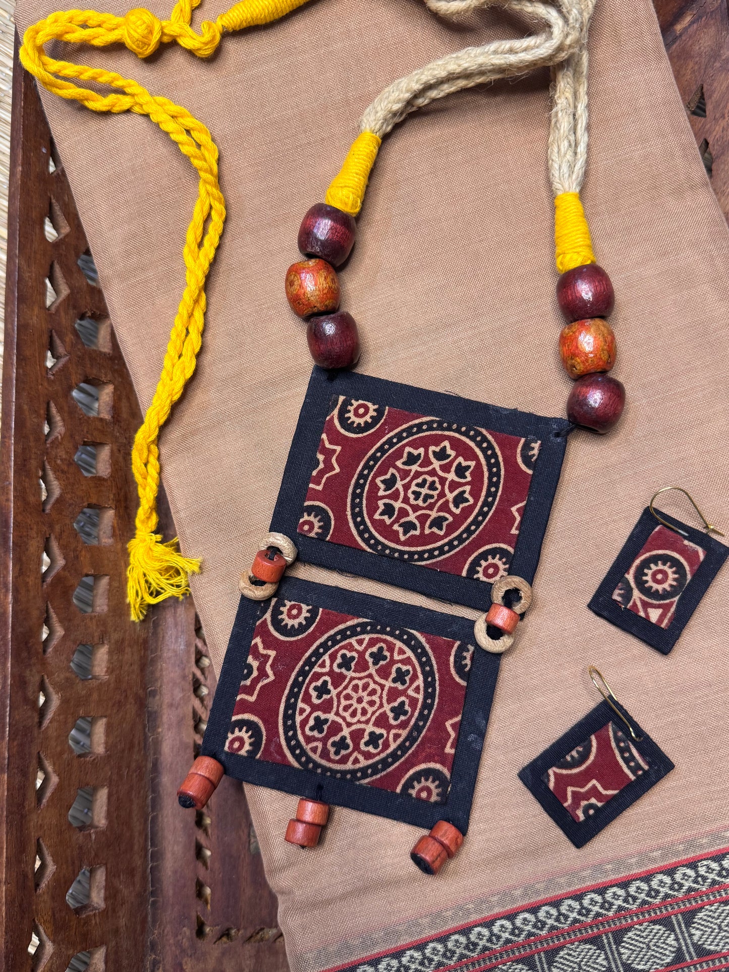 Hand painted Thread Jewellery (T2601)