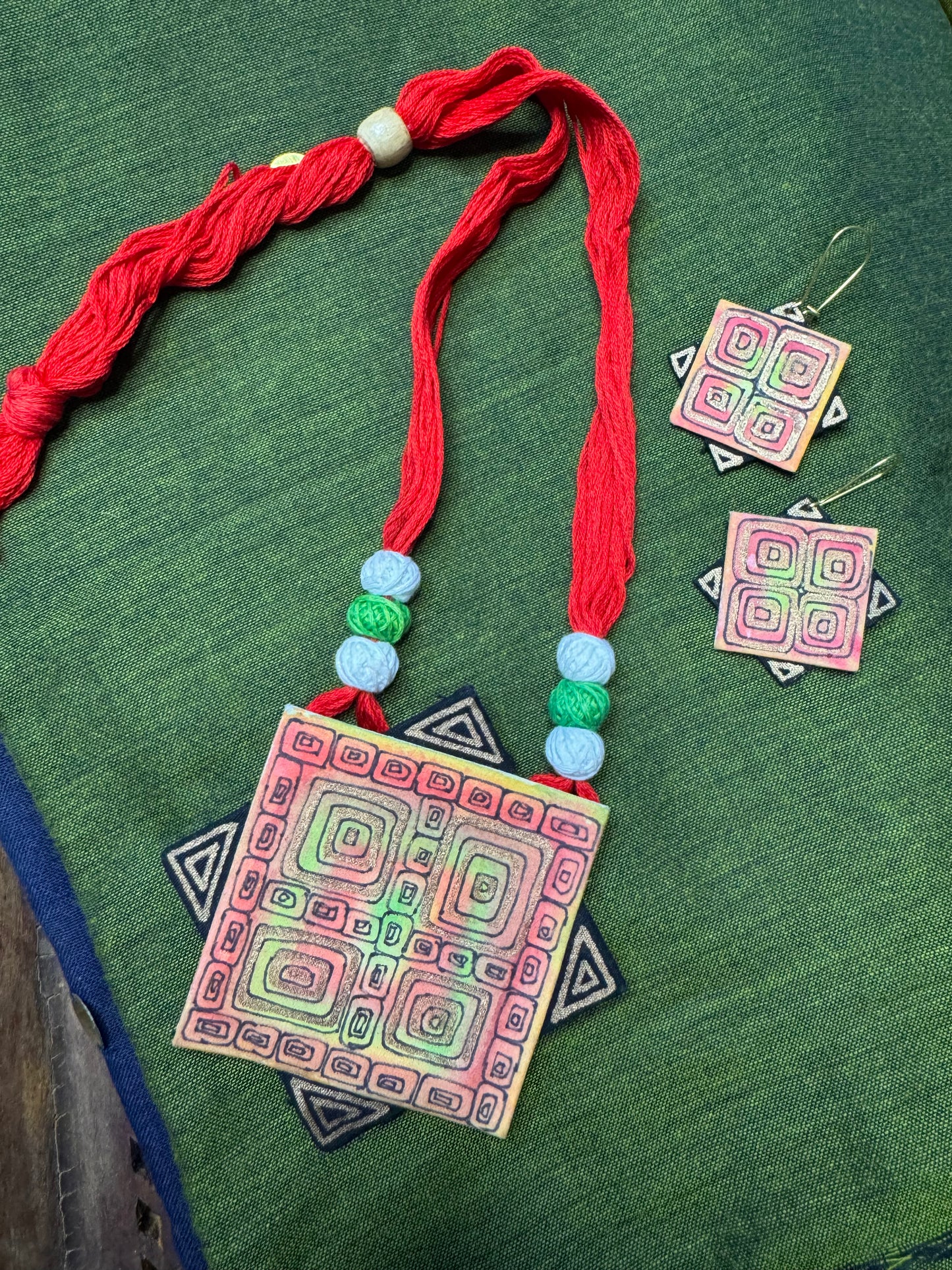 Hand Painted Thread Jewellery (T2616)