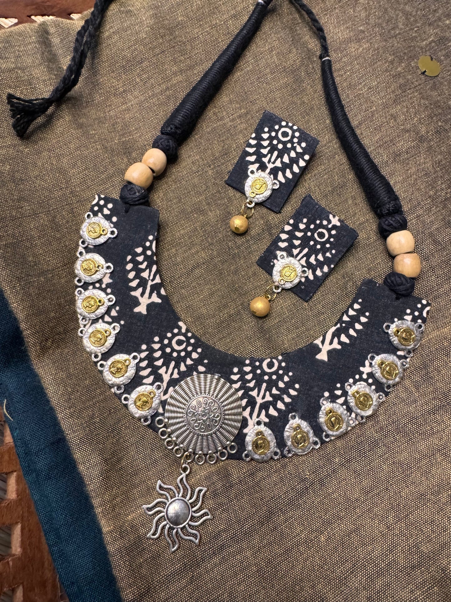 Hand Painted Thread Jewellery (T2627)