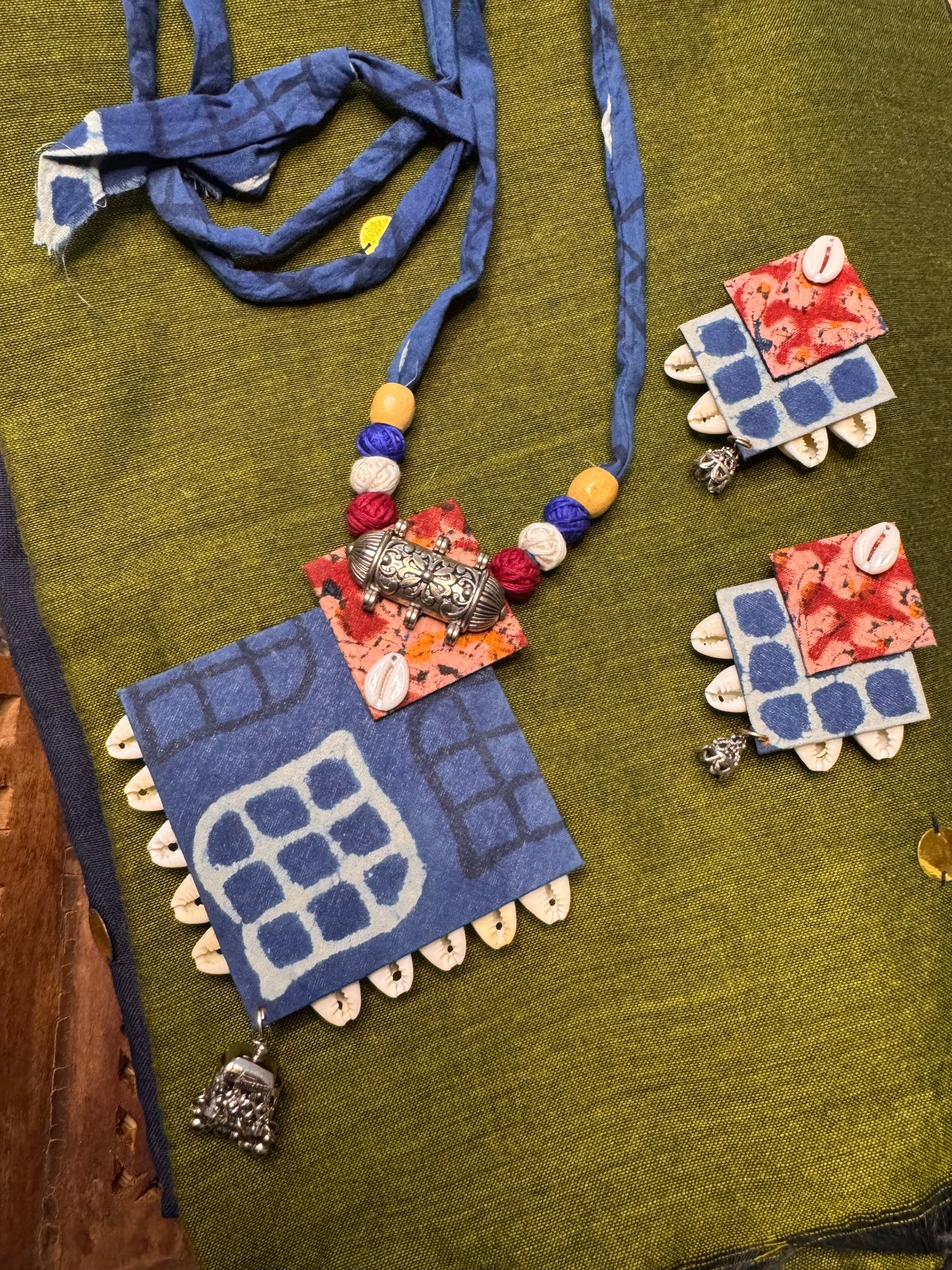 Hand Painted Thread Jewellery (T2612)