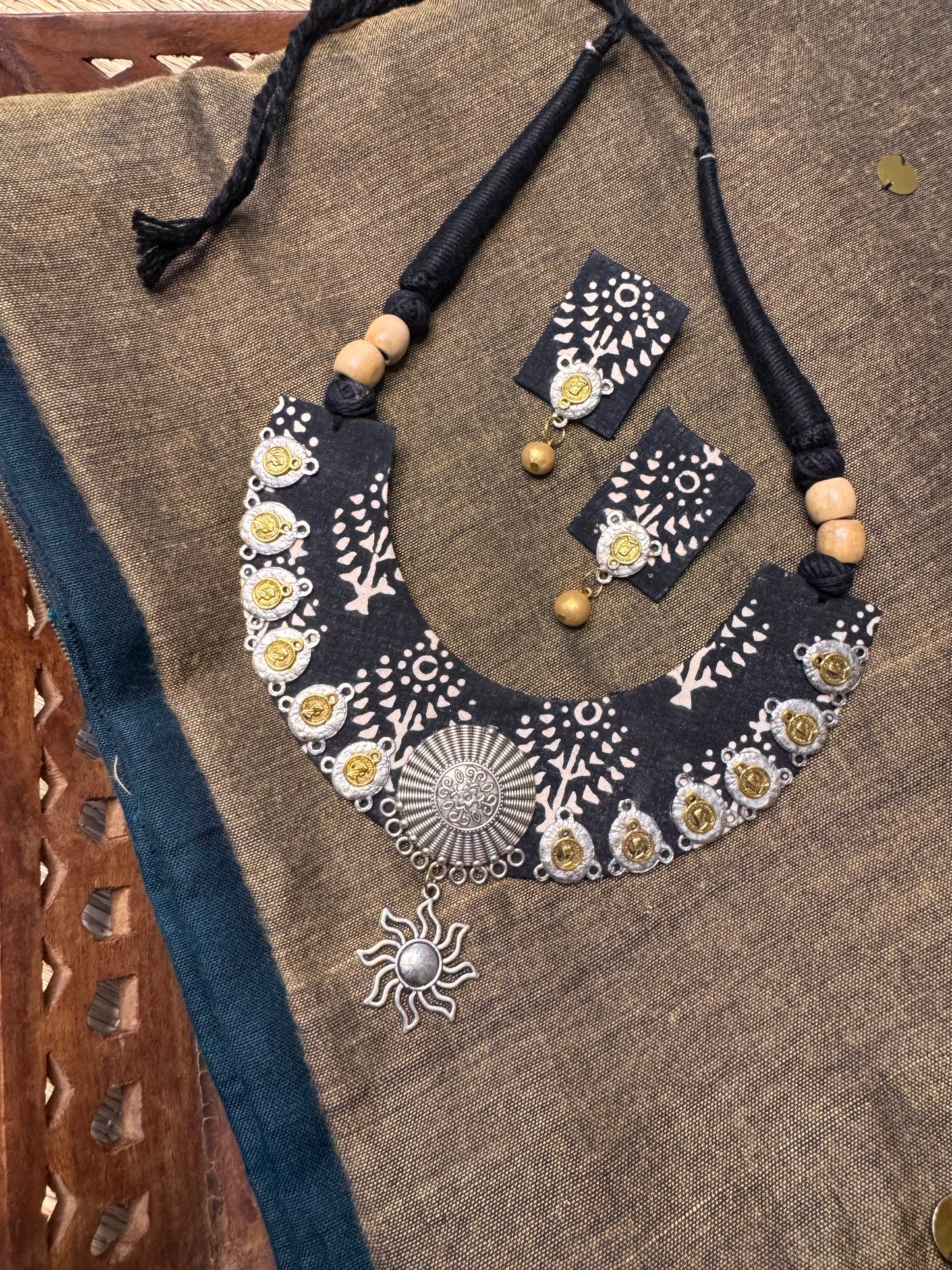 Hand Painted Thread Jewellery (T2627)