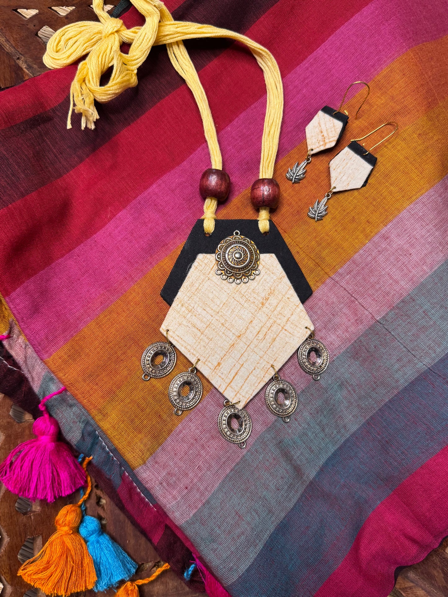 Hand Painted Thread Jewellery (T2628)