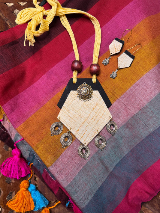 Hand Painted Thread Jewellery (T2628)