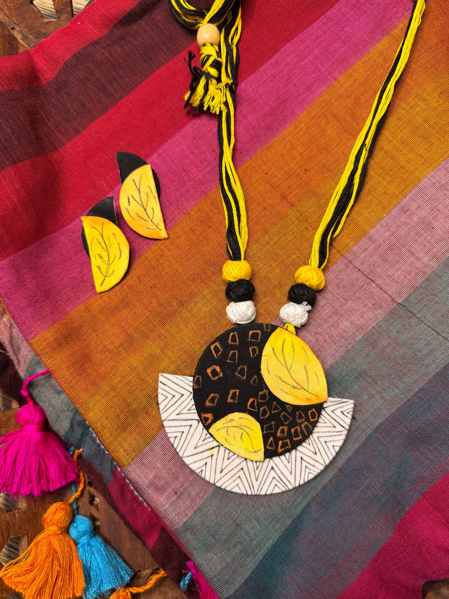 Hand Painted Thread Jewellery (T2631)