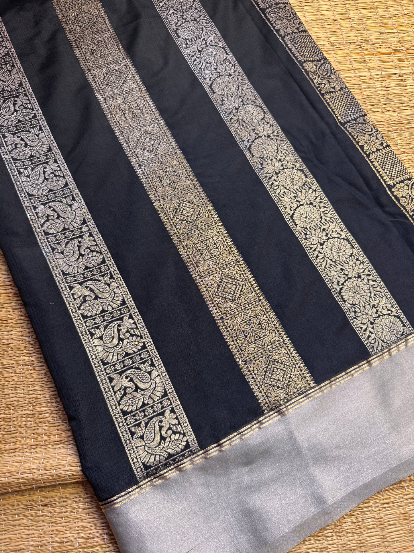 Black Semi kanchi Dual Tone Zari Saree