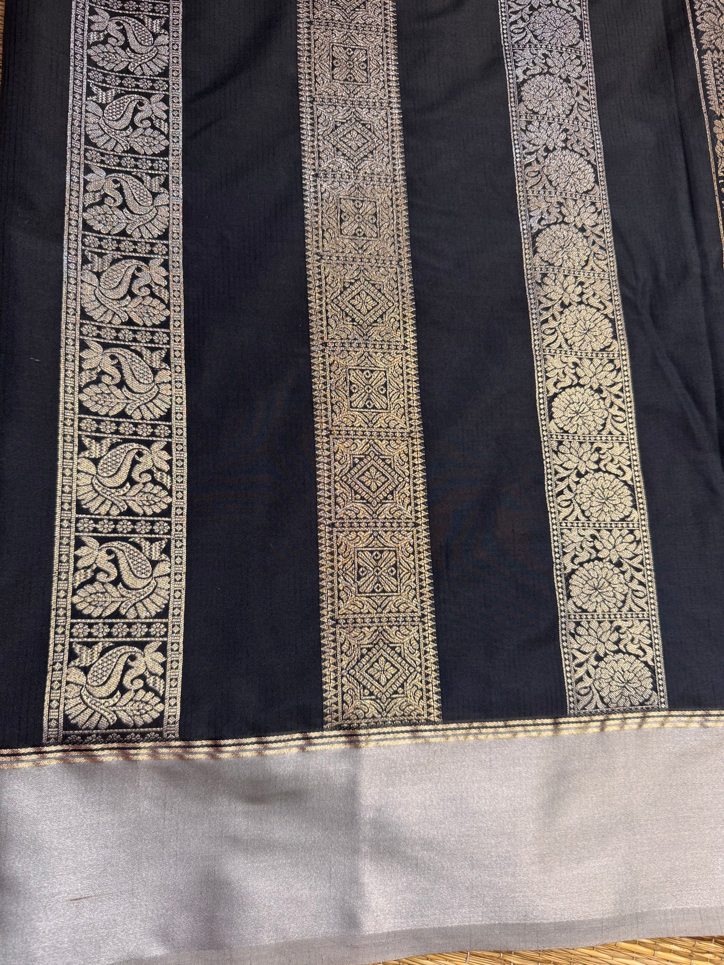 Black Semi kanchi Dual Tone Zari Saree