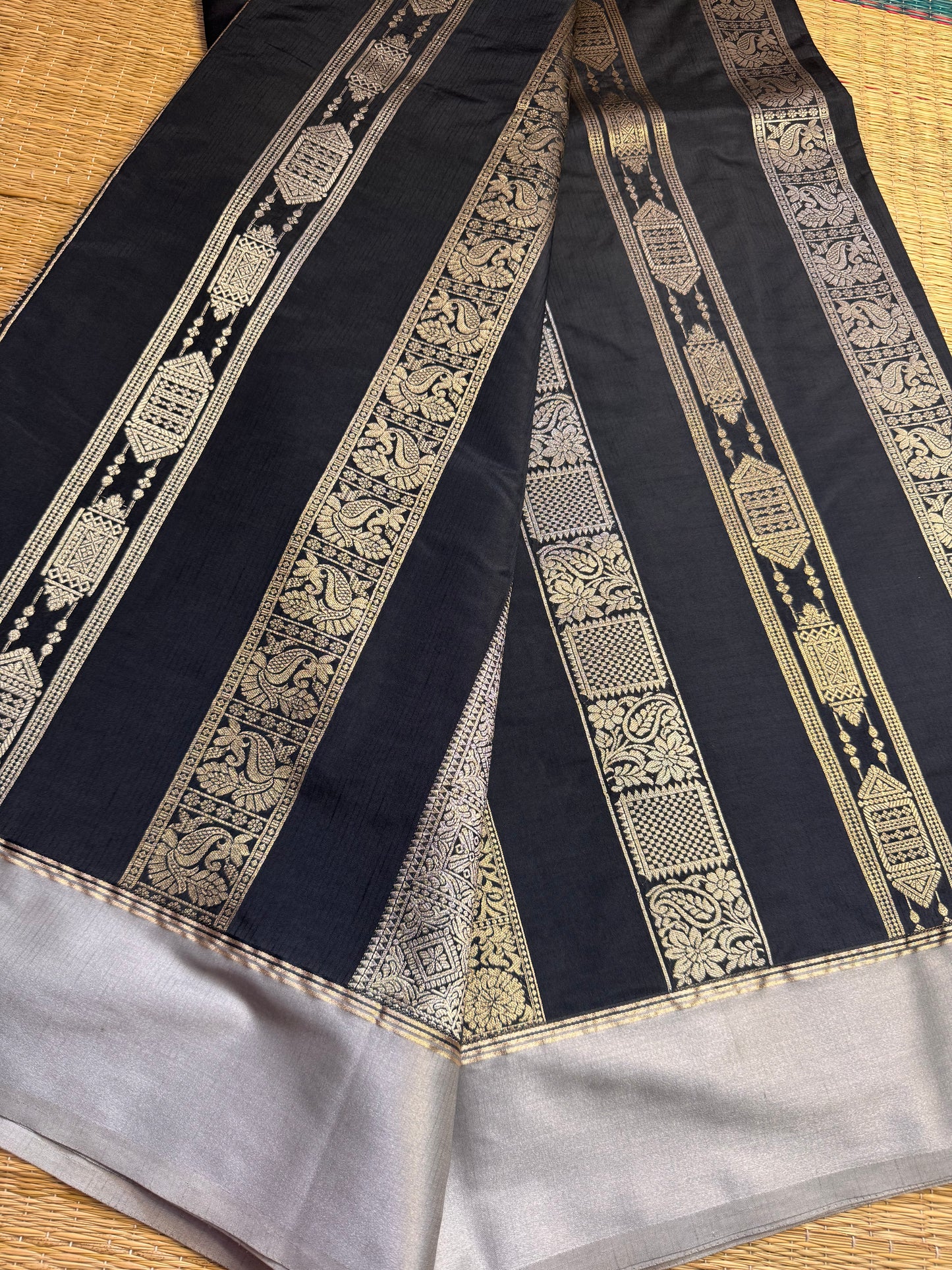 Black Semi kanchi Dual Tone Zari Saree
