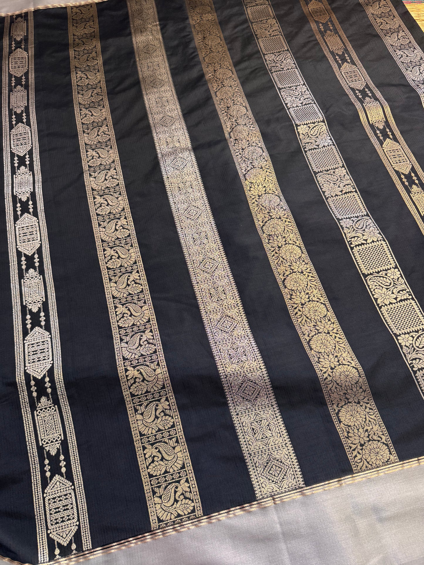 Black Semi kanchi Dual Tone Zari Saree