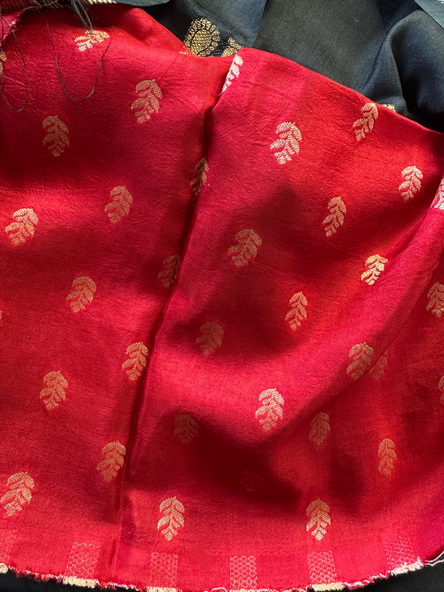 Black Red Mayil Butta Pure Viscose Saree
